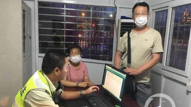 話嘮遭人煩！男女坐車旅游因話太多，被司機(jī)丟在了高速上 