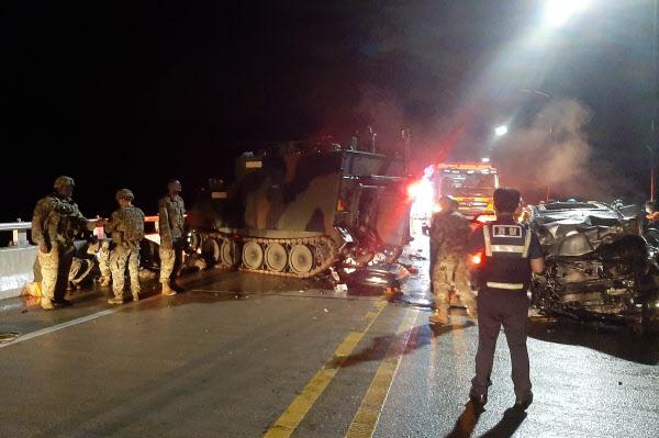 突發(fā)！美軍裝甲車與韓國私家車相撞：4名平民死亡（圖）