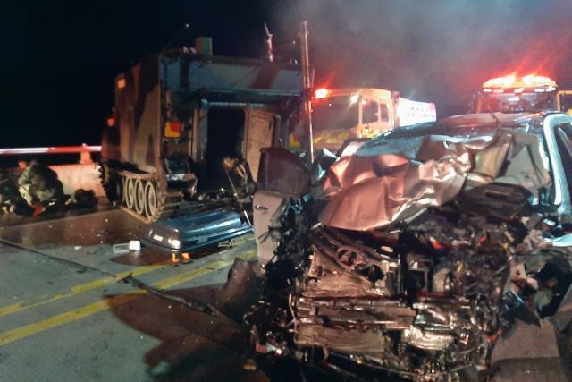 突發(fā)！美軍裝甲車與韓國(guó)私家車相撞：4名平民死亡（圖）(圖2)