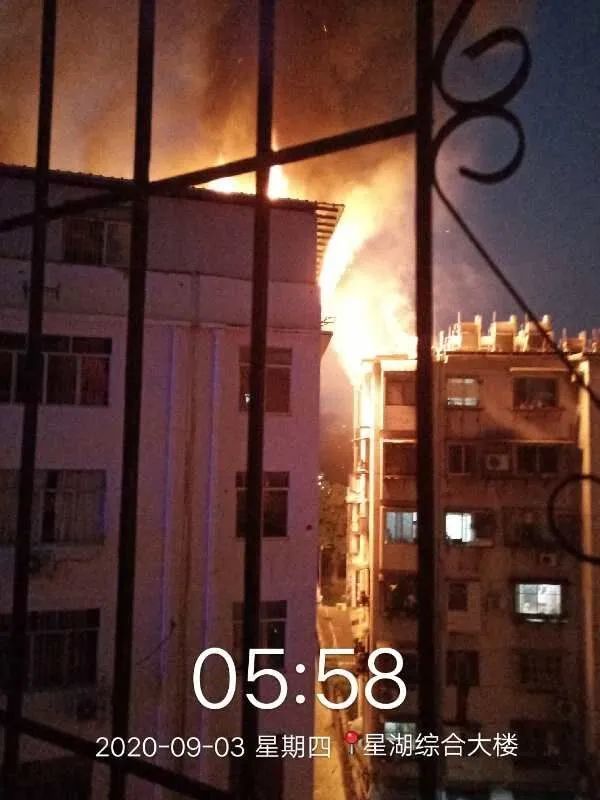 南寧一小區樓頂燒成火海現場圖曝光 廣西南寧小區頂樓倉庫火災原因 明火伴有濃濃黑煙現已被撲滅(圖1)